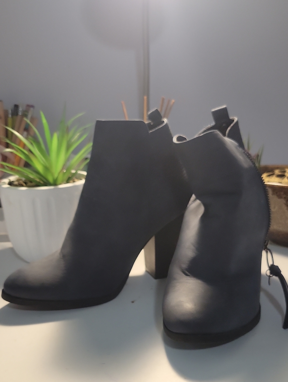 Daisy Fuentes Gray Leather Block Heel Ankle Boots
